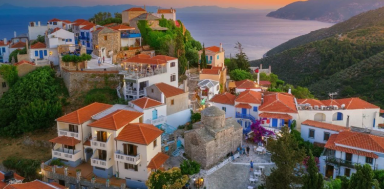 Αγίου Πνεύματος: 4+1 νησιά για να επισκεφτείτε το τριήμερο-Γραφικά χωριά, κρυστάλλινα νερά και τοπικές γεύσεις.